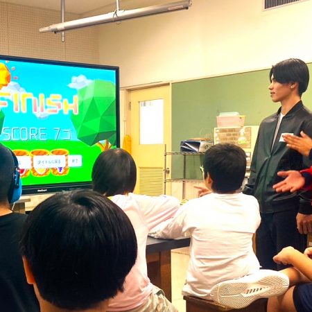 琉リハ作業療法学科学生は陽明高校とデジタルアートを活用したリハビリテーションの体験会を大平特別支援学校で開催している様子