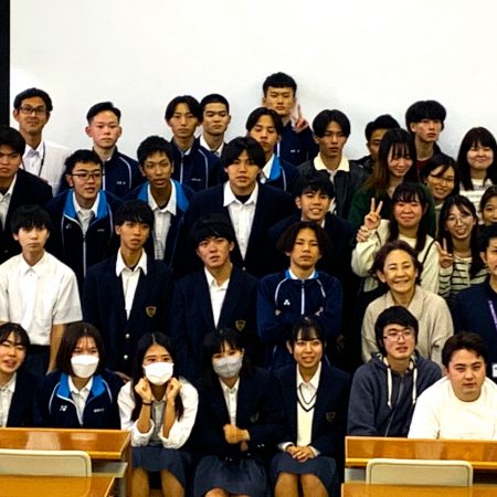 陽明高校生と琉リハ学生の集合写真